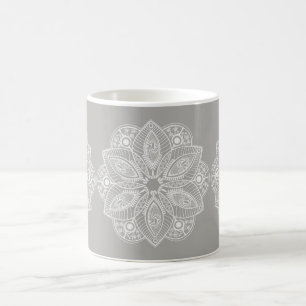 Taza De Café Mandala blanca exótica con fondo gris