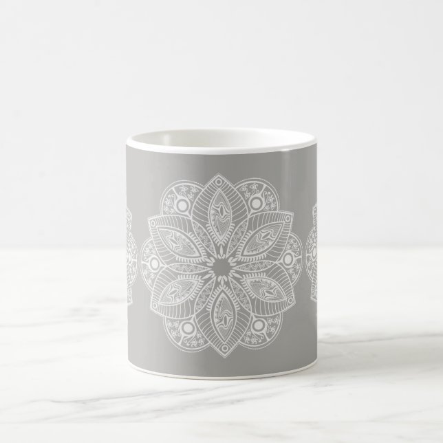 Taza De Café Mandala blanca exótica con fondo gris (Centro)