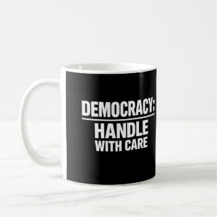 Taza De Café Manejar la Democracia con Cuidado