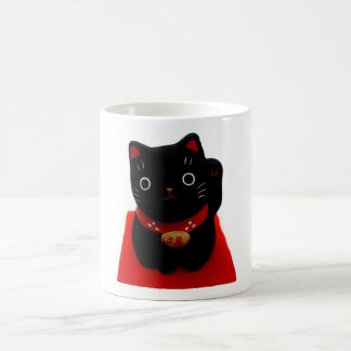 Taza De Café Maneki negro Neko en una alfombra roja