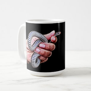 Taza De Café mano de los hombres sujetando el arte del reptil d