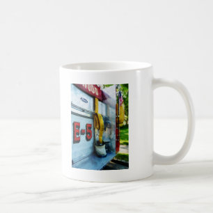 Taza De Café Mano en cubo en camión de bomberos