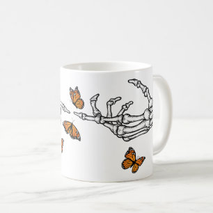 Taza De Café Manos de esqueleto y mariposas monarca