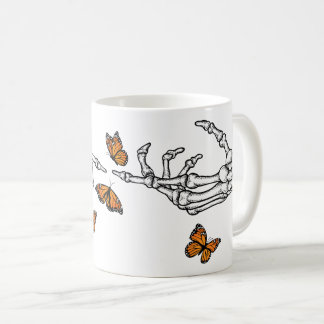 Taza De Café Manos de esqueleto y mariposas monarcas