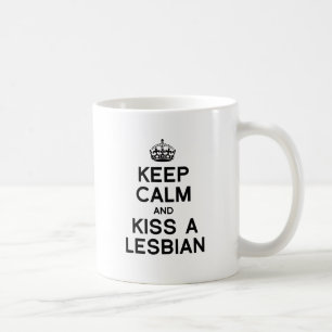 TAZA DE CAFÉ MANTÉN LA CALMA Y BESA A UNA LESBIANA