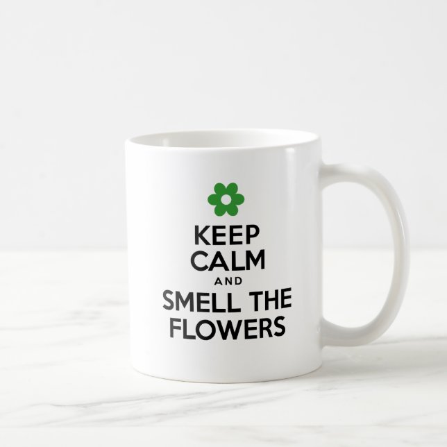 Taza De Café Mantén La Calma Y Olía La Bomba De Las Flores. (Derecha)