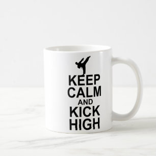 Taza De Café Mantén la calma y patea alto luchador de karate ar