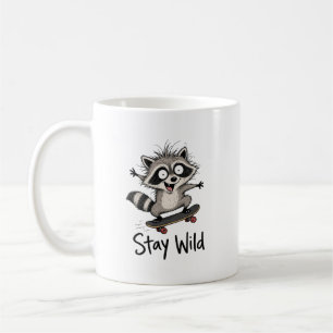 Taza De Café Mantén salvaje, mapache en monopatín