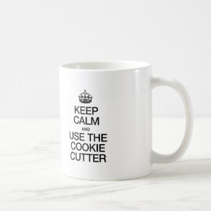 TAZA DE CAFÉ MANTENER LA CALMA Y UTILIZAR EL CUTTER COOKIE