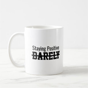 Taza De Café Manteniéndose positivo apenas