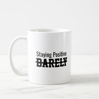 Taza De Café Manteniéndose positivo apenas