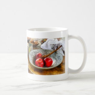 Taza De Café Manzanas en un tazón plateado