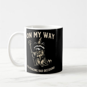 Taza De Café Mapache De Camino a Tomar Malas Decisiones