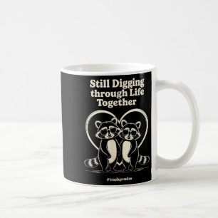 Taza De Café Mapaches de basura siguen cavando juntos a través