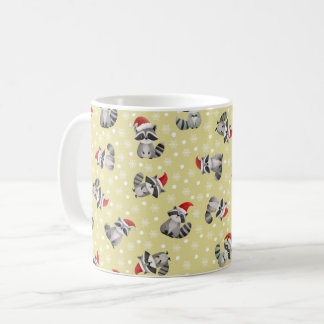 Taza De Café Mapaches de Navidad y copos de nieve sobre amarill