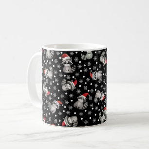 Taza De Café Mapaches y copos de Navidad esparcidos sobre negro