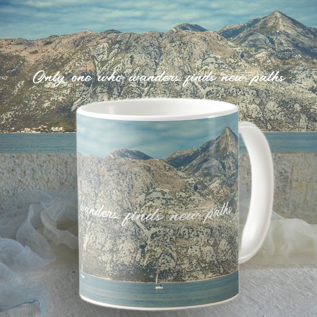 Taza De Café Mar tranquilo y hermosas montañas (Subido por el creador)