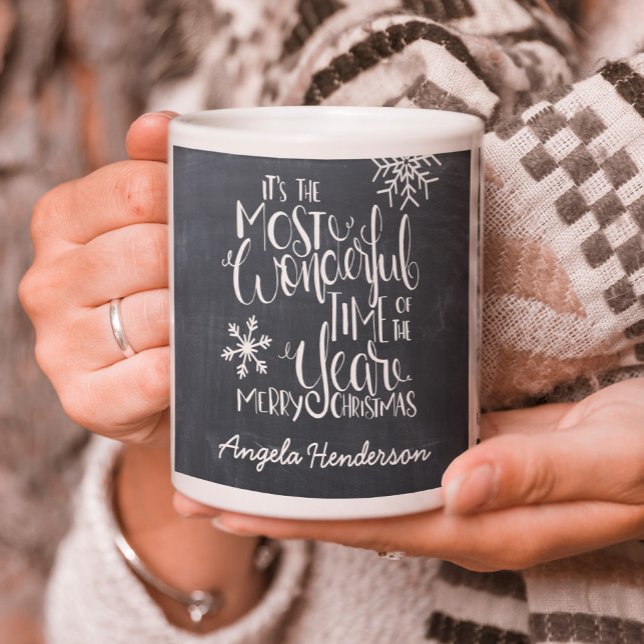 Taza De Café Maravillosa foto de Navidades de Snowflake en Chal (It's the Most Wonderful time of the Year Merry Christmas chalkboard typography with snowflakes.)