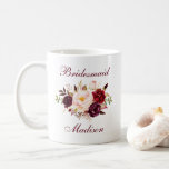 Taza De Café Marca de agua Borgoña Floral Nombre de la dama de<br><div class="desc">Watercolor Borgoña Marsala Floral Bridesmaid Nombre Mug</div>