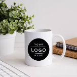 Taza De Café Marca de logotipo comercial de personalizado<br><div class="desc">La taza de café de marca doble personalizado incluye el diseño de su logotipo profesional de negocios que se puede personalizar. Simplemente agregue el logotipo de su empresa al espacio de imagen de marcador de posición redondo negro.</div>