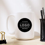 Taza De Café Marca de logotipo comercial de personalizado<br><div class="desc">La taza de café de marca doble personalizado incluye el diseño de su logotipo profesional de negocios que se puede personalizar. Simplemente agregue el logotipo de su empresa al espacio de imagen de marcador de posición redondo negro.</div>