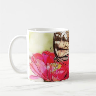 Taza De Café Mariposa amarilla de Swallowtail en un Zinnia