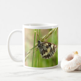 Taza De Café Mariposa blanca desangrada en la hierba