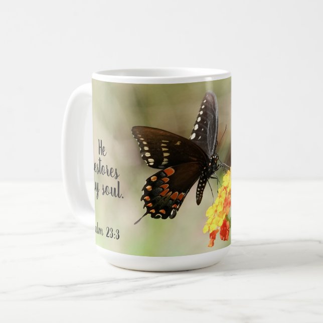 Taza De Café Mariposa con verso salmo 23:3 (Anverso izquierdo)