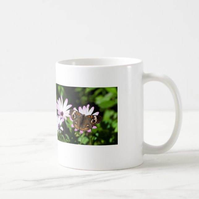 Taza De Café Mariposa de Buckeye sobre las flores moradas (Derecha)