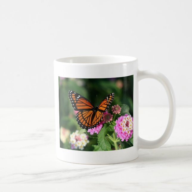 Taza De Café Mariposa de monarca en la flor del Lantana (Derecha)