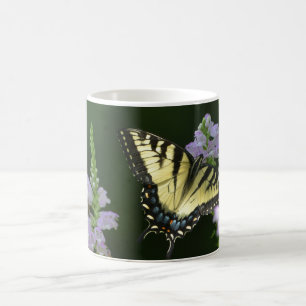 Taza De Café Mariposa En El Jardín