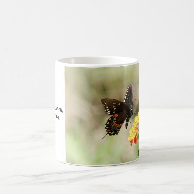 Taza De Café Mariposa en Flor silvestre, con versos de romanos (Centro)