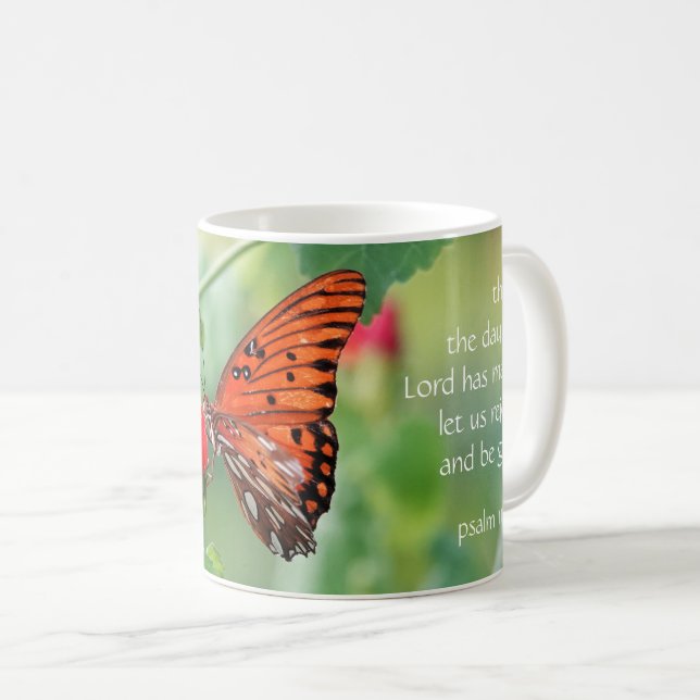 Taza De Café Mariposa en flores, w Verse de Salmo 118:24 (Anverso derecho)