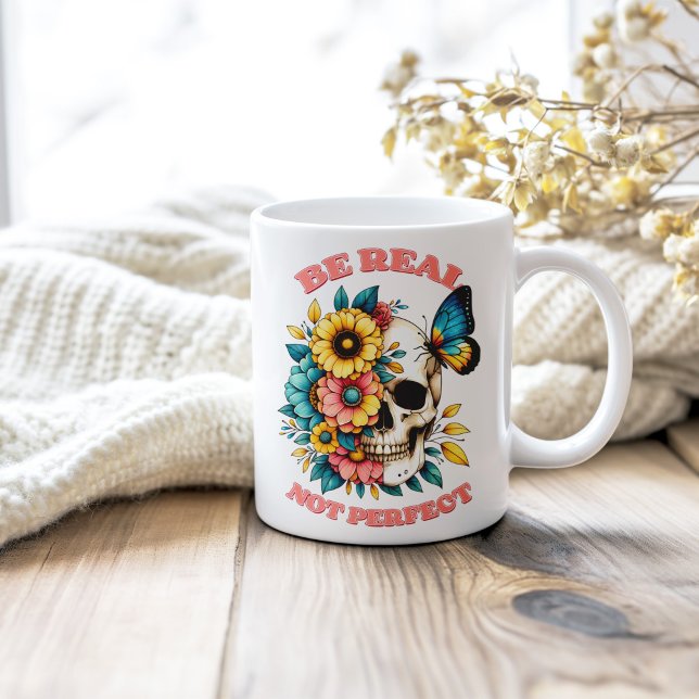 Taza De Café Mariposa floral "Be Real Not Perfect" ("Be Real Not Perfect" Floral Skull Butterfly Coffee Mug on a shabby chic wooden table.)