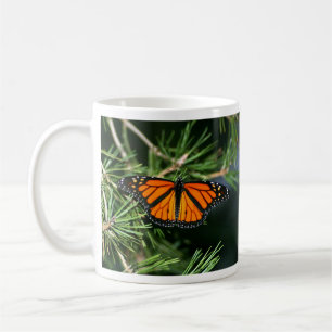 Taza De Café Mariposa monarca en árbol de pino