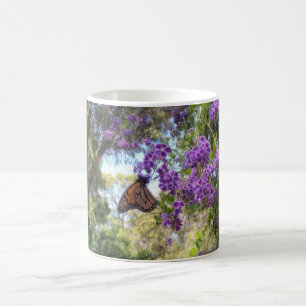 Taza De Café Mariposa Monarca en Flores Purpúreas