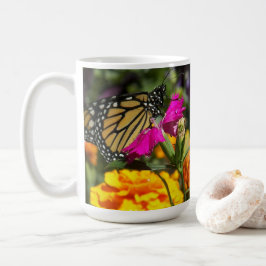 Taza De Café Mariposa monarca en la flor rosada de Marigold