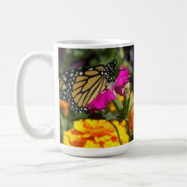 Taza De Café Mariposa monarca en la flor rosada de Marigold