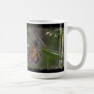 Taza De Café Mariposa monarca en la frontera negra de hierba