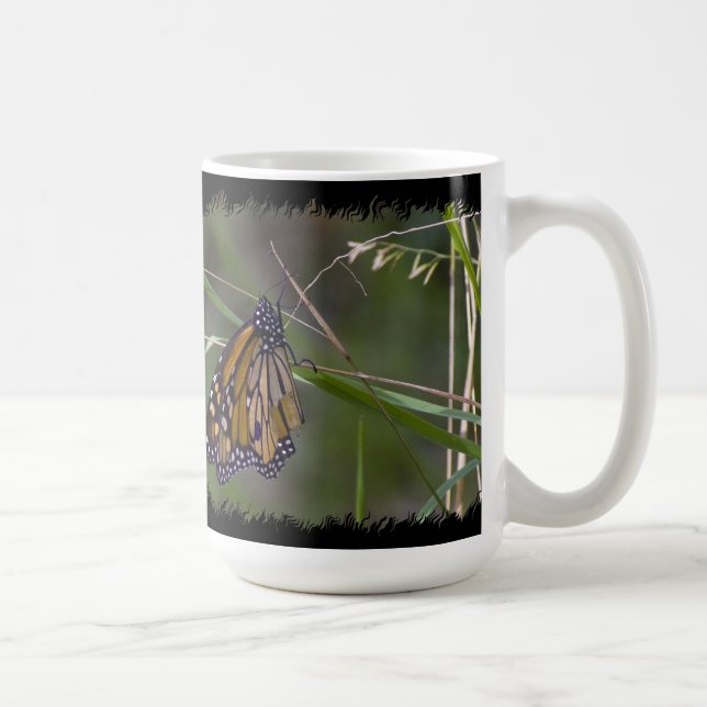 Taza De Café Mariposa monarca en la frontera negra de hierba (Derecha)