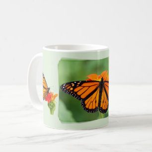 Taza De Café Mariposa Monarca Sobre Fondo Verde.