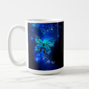 Taza De Café Mariposa morfo en el fondo oscuro