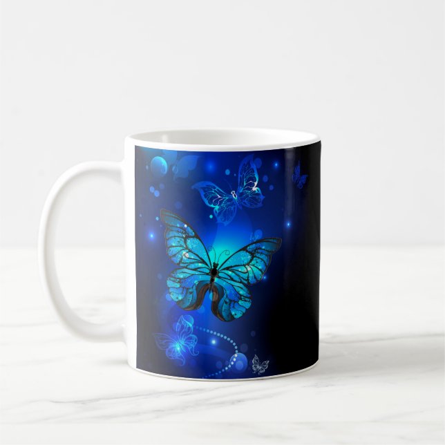 Taza De Café Mariposa morfo en el fondo oscuro (Izquierda)