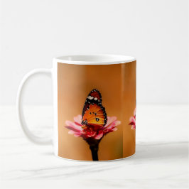 Taza De Café Mariposa Naranja elegante en la flor rosa