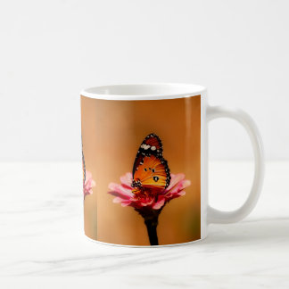 Taza De Café Mariposa Naranja elegante en la flor rosa