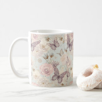 Taza de café mariposa y floral pastel