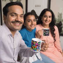 Mariposas de varios colores sobre fondo negro