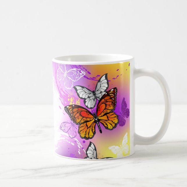 Taza De Café Mariposas monarcas en fondo morado (Derecha)