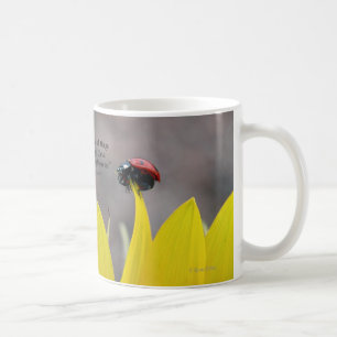 Taza De Café Mariquita en el pétalo del girasol