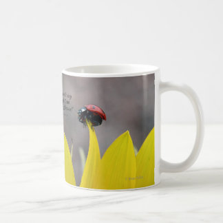 Taza De Café Mariquita en el pétalo del girasol